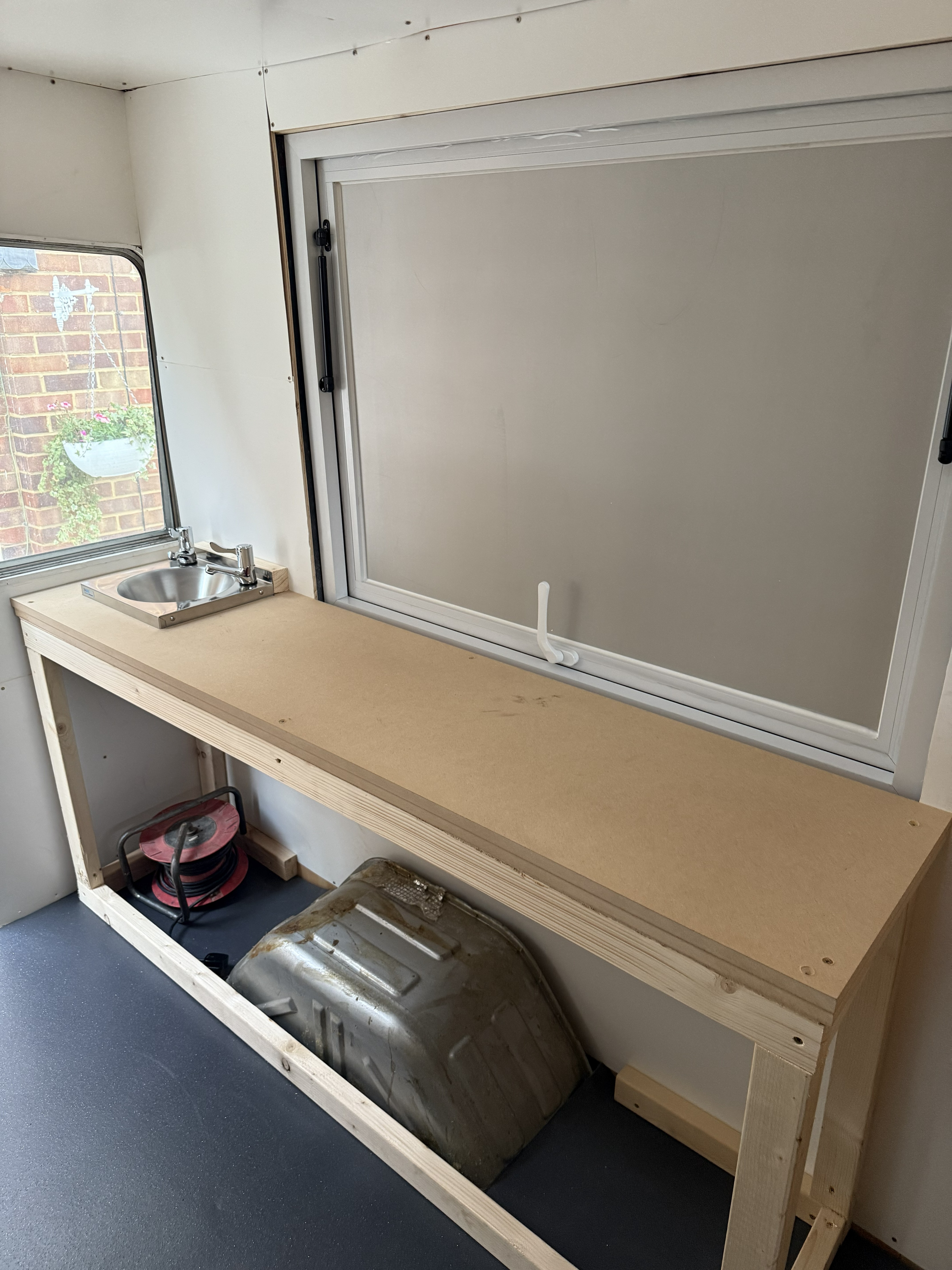 Sink area worktop frame inside Betty